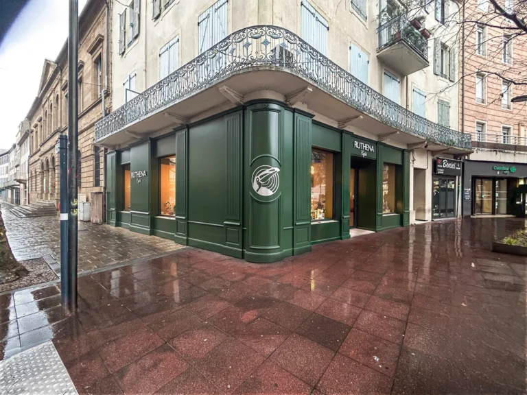 Burlat-cafes-ruthena-enseigne-medaillon-scaled